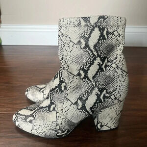 Snakeskin print boots-size 9m Steve Madden- fall fashionable